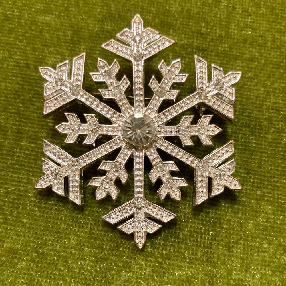 Elegant Silver Snowflake Brooch